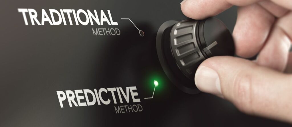Eine Person dreht auf einer schwarzen Oberfläche mit der Bezeichnung „Lead Scoring“ einen Schalter von „Traditional Method“ auf „Predictive Method“.